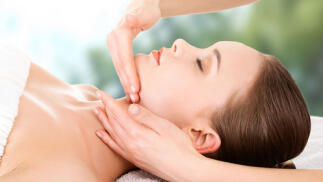 Limpieza facial personalizada y manicura semipermanente