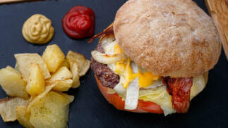 Riquísimas hamburguesas con patatas y bebida para dos