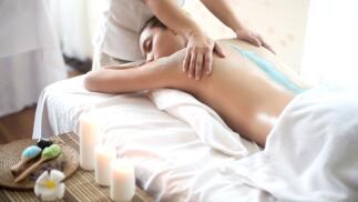 Peeling corporal y masaje relajante con aceite reafirmante